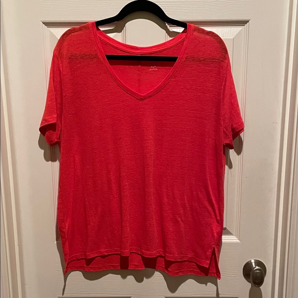 Old Navy Boyfriend Lightweight V-Neck Women's slub shirt in tomato red; sz L